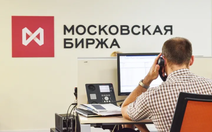 Индекс Мосбиржи упал ниже 2850 пунктов на фоне переговоров по Украине и падения нефти